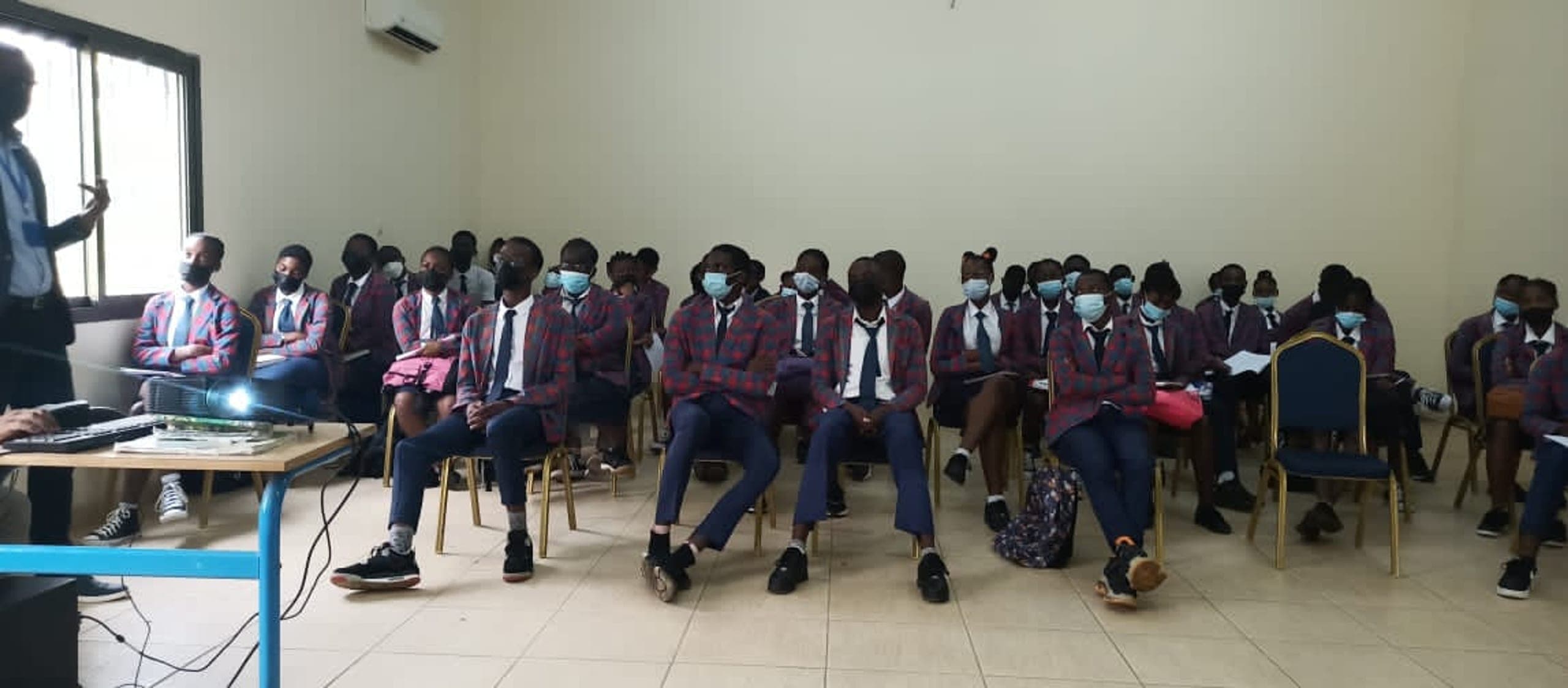 Élèves du lycée en séance d'information