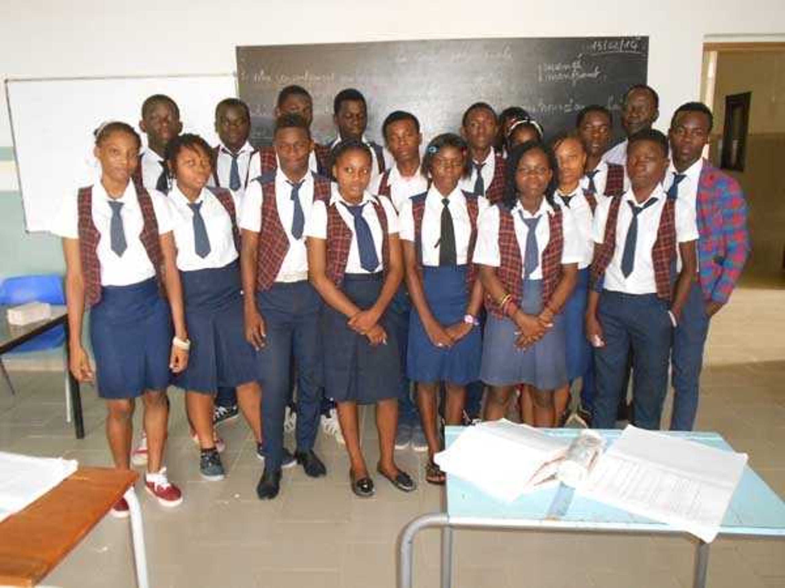 Élèves du lycée réunis en groupe